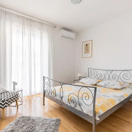 Neven Apartment *