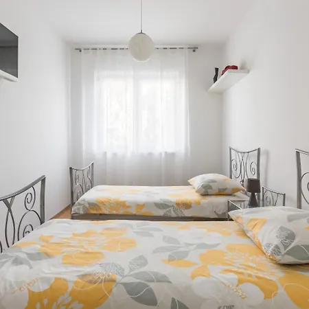 Neven Apartment *